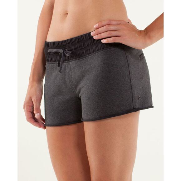 Lululemon Blissed Out Short Size 6 Heathered Black Grey Low Rise 2.5" Gym Cheer - Picture 1 of 7